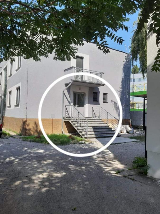 Living Bratislava & Bus Station & Mlynske Nivy Apartment Екстериор снимка