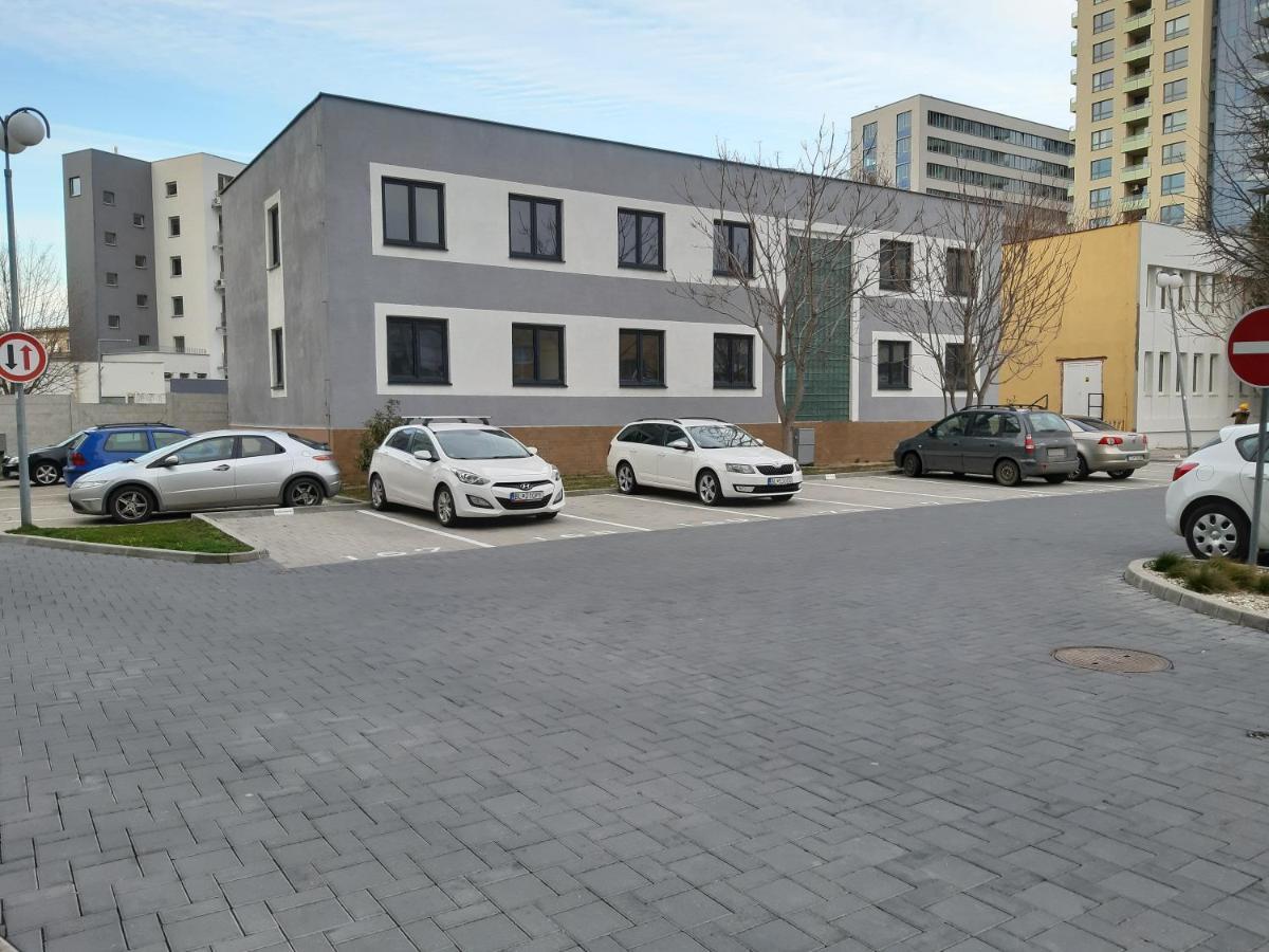 Living Bratislava & Bus Station & Mlynske Nivy Apartment Екстериор снимка